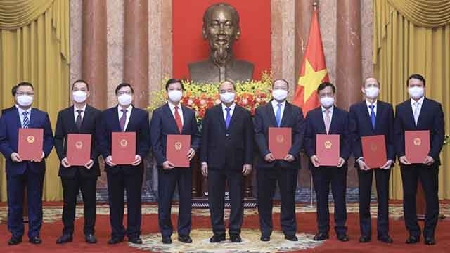 Le Président Nguyên Xuân Phuc (au centre) pose avec huit ambassadeurs et chefs des organes de représentation du Vietnam à l’étranger. Photo : VOV.