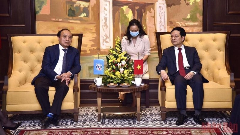 Le ministre vietnamien de l’Information et de la Communication, Nguyên Manh Hùng (à droite), et le secrétaire général de l'UIT. Photo: NDEL