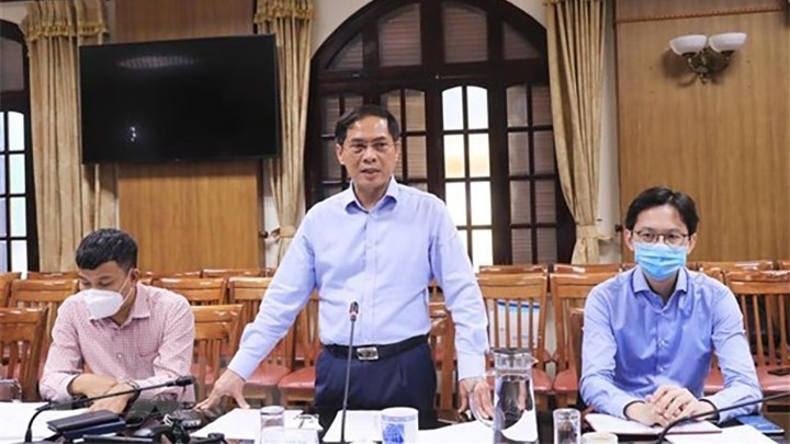 Le ministre vietnamien des Affaires étrangères, Bùi Thanh Son (au milieu), chef du groupe de travail du gouvernement sur la diplomatie vaccinale. Photo : VNA.