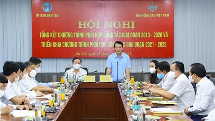 Le président du Comité des Affaires ethniques, Hâu A Lênh (debout) lors de la conférence. Photo : VNA.