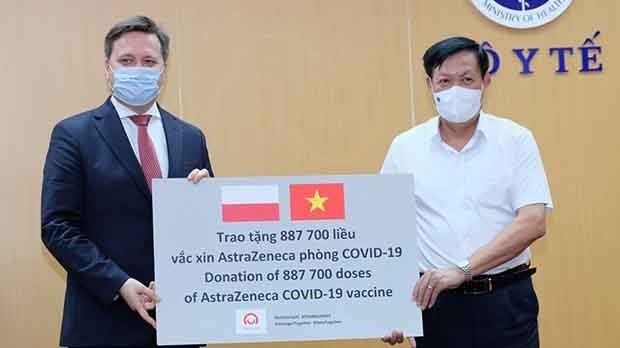 Le vice-ministre de la Santé Dô Xuân Tuyên (à droite) a reçu le lot de vaccins AstraZeneca présenté par le gouvernement polonais et le peuple de l'ambassadeur de Pologne au Vietnam. Photo : Suckhoedoisong.vn