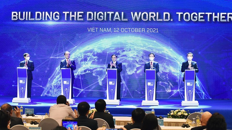 Le Premier ministre Pham Minh Chinh (au centre) à la cérémonie d'inauguration du Monde numérique de l'UIT. Photo: Tran Hai/NDEL.