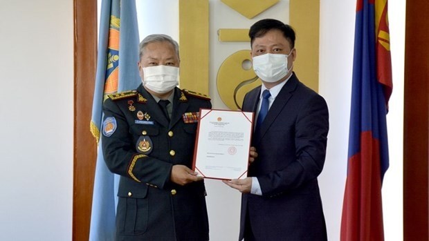 L'ambassadeur vietnamien en Mongolie, Doan Khanh Tam, remet symboliquement une somme de 50 000 dollars au représentant du gouvernement mongol. Photo: Ambassade du Vietnam en Mongolie.