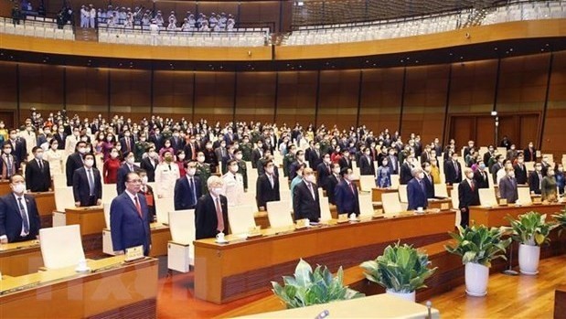Salut au drapeau lors de la première session de la XVe législature de l’Assemblée nationale. Photo : VNA.