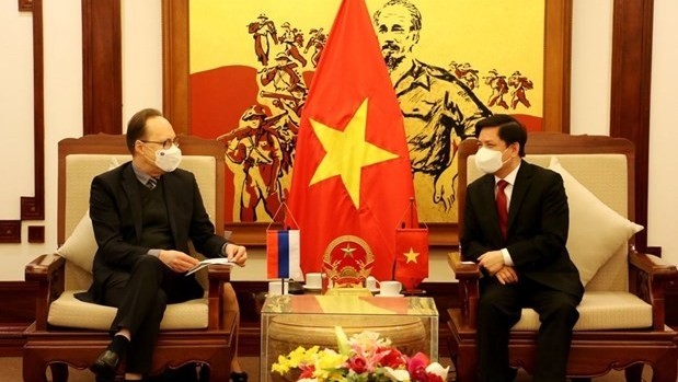 Le ministre du Transport et des Communications Nguyên Van Thê (à droite) et l'ambassadeur de la Fédération de Russie au Vietnam, Gennady Bezdetko. Photo : VNA.