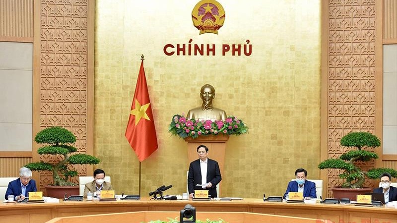 Le Premier ministre Pham Minh Chinh (debout) lors de la réunion. Photo : NDEL.