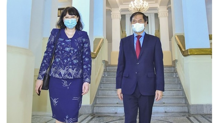 Le ministre des Affaires étrangères, Bùi Thanh Son, et l'ambassadrice roumaine, Cristina Romila. Photo : https://dangcongsan.vn/