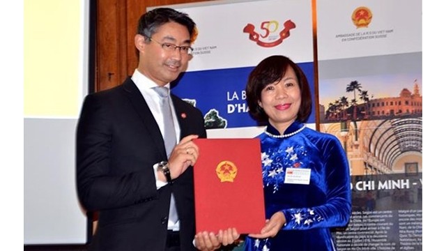 L'ambassadrice du Vietnam en Suisse Le Linh Lan et le Dr Philipp Rosler. Photo : VNA.