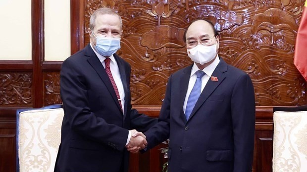 Le Président du Vietnam, Nguyên Xuân Phuc (à droite), et l’ambassadeur d’Algérie au Vietnam, Mohamed Berrah. Photo : VNA.