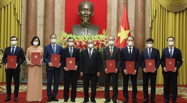 Le Président Nguyên Xuân Phuc (au centre) et huit nouveaux ambassadeurs, le 21 octobre à Hanoi. Photo : VNA.