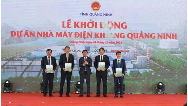 Le président du Comité populaire de la province de Quang Ninh, Nguyên Tuong Vân, remet la décision d’approbation du projet aux représentants de 4 investisseurs. Photo : VNA.