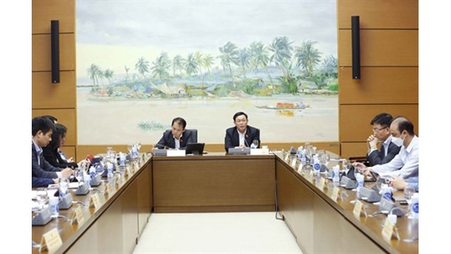Le Président de l'Assemblée nationale, Vuong Dinh Huê (à droite), prend la parole à la séance de travail du 21 octobre. Photo : VNA.