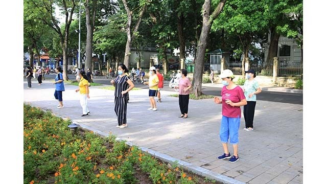 Face à l’épidémie, dans les magasins et les lieux publics, les gens suivent les mesures de prévention à la demande du Comité du Parti et du Comité populaire de Hanoi, afin de s’y adapter de manière sûre et flexible. Photo : hanoimoi.com.vn