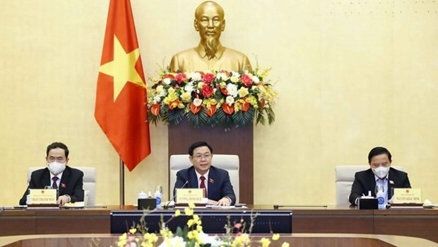 Le Président de l’Assemblée nationale, Vuong Dinh Huê (au centre), le 25 octobre à Hanoi. Photo : VNA.