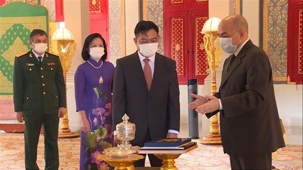 Le Roi Norodom Sihamoni (à droite) avec l’ambassadeur du Vietnam au Cambodge Nguyên Huy Tang, le 25 octobre à Phnom Penh.