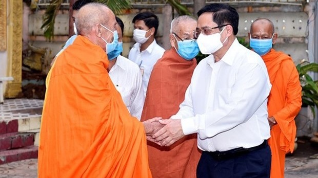 Le Premier ministre Pham Minh Chinh (à droite) et les dignitaires religieux. Photo : VNA.