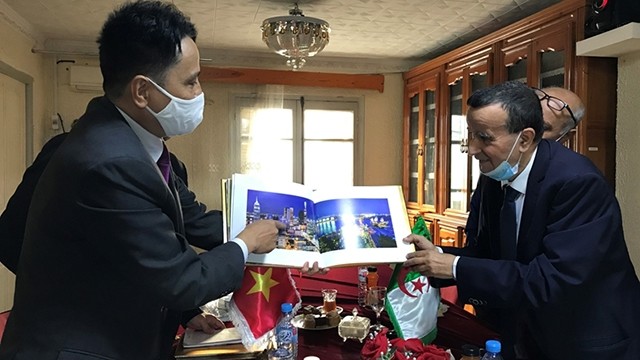  L’ambassadeur vietnamien en Algérie, Nguyên Thanh Vinh (à gauche) et le président de la Chambre provinciale du commerce et de l’industrie de Constantine, Souici Larbi. Photo: ĐSQ