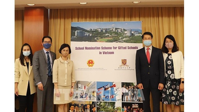 Le représentant du Consulat général du Vietnam à Hong Kong (Chine) et les représentants de l'Université chinoise de Hong Kong. Photo : VNA.