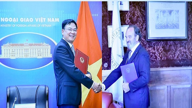 La signature d’accord entre le gouvernement vietnamien et la Cour permanente d’arbitrage (CPA). Photo : Baoquocte.vn