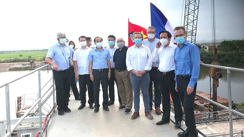 Une délégation de l'AFD en visite du projet financé par la France sur la lutte des intrusions d'eau salée dans la province de Ninh Binh. Photo : Ambassade de France