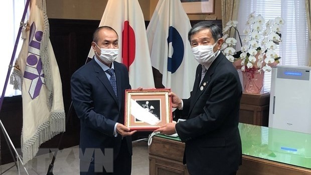 Le maire de la préfecture japonaise de Wakayama, Nisaka Yoshinobu, remet un cadeau au consul général du Vietnam, Nguyên Hông Hà. Photo: VNA