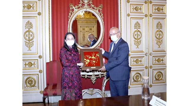 La Vice-Présidente vietnamienne, Vo Thi Anh Xuân (à gauche) et le ministre des Affaires étrangères, Augusto Santos Silva (à droite). Photo : VNA.