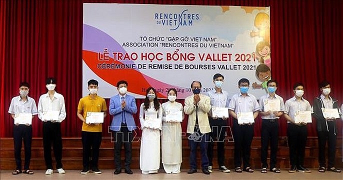 « Rencontres du Vietnam » décerne les bourses d’études Vallet de 2021 à 229 élèves et étudiants des écoles de la province de Thua Thiên Huê. Photo : VNA.