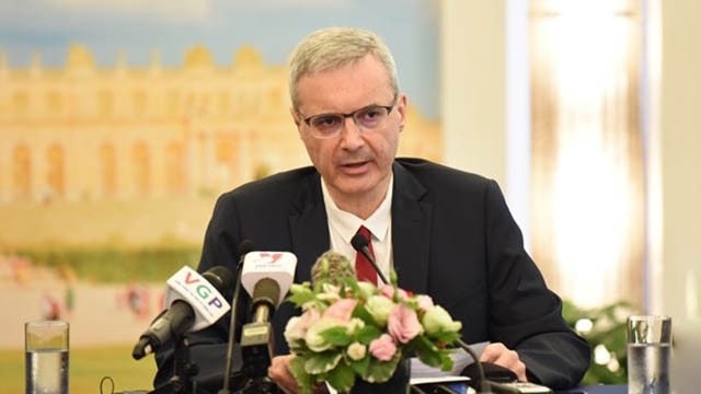 L'ambassadeur de France au Vietnam, Nicolas Warnery, répond aux questions de la presse. Photo : VNA.