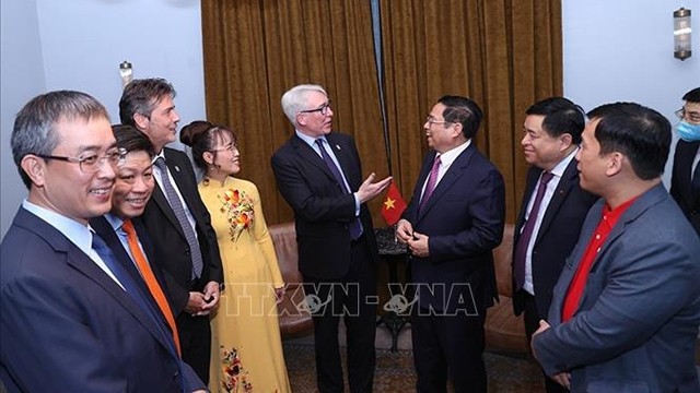 Lors de la rencontre entre le Premier ministre Pham Minh Chinh et  les responsables du groupe de Rolls-Royce. Photo : VNA