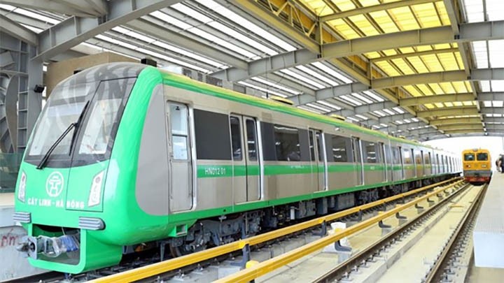 Le train dans la gare. Photo : VNA