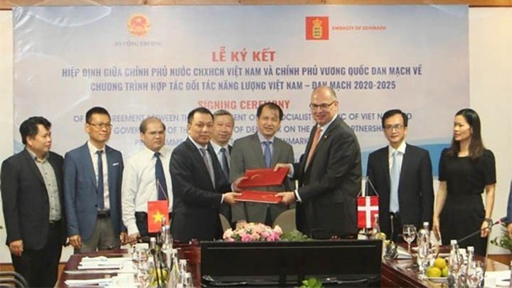 L’ambassadeur du Danemark au Vietnam, Kim Hojlund Christensen (droite) et le vice-ministre de l'Industrie et du Commerce Dang Hoang An ont signé un nouvel accord, lançant le Programme de Partenariat énergétique Vietnam - Danemark 2021-2025. Photo : www.sggp.org.vn