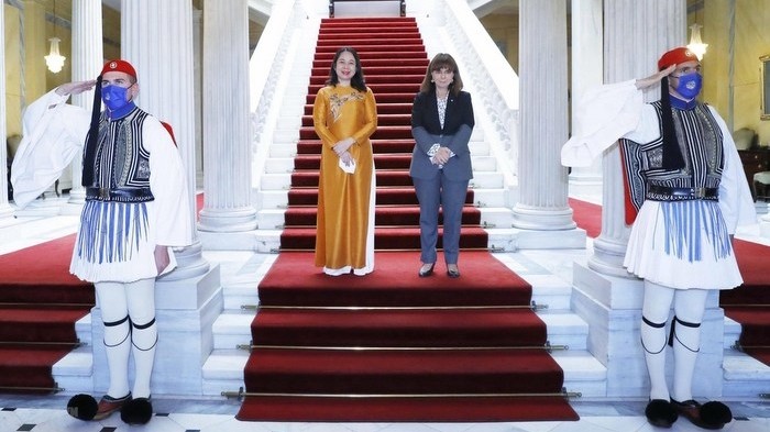 La Présidente grecque, Katerina Sakellaropoulou (droite), et la Vice-Présidente vietnamienne, Vo Thi Anh Xuân. Photo : VNA.