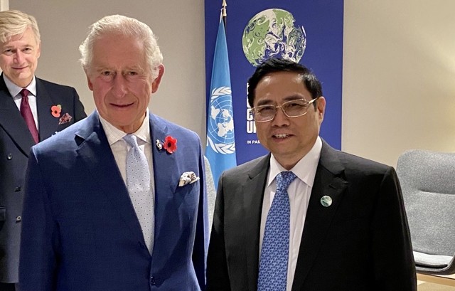 Le PM Pham Minh Chinh (à droite) et le prince Charles, le 3 novembre à Glasgow, en Écosse. Photo : VGP.