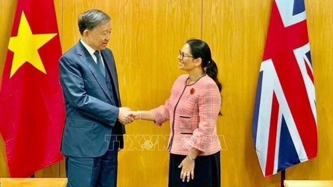 Le ministre vietnamien de la Sécurité publique, Tô Lâm (à droite), et la ministre britannique de l’Intérieur, Priti Patel. Photo: VNA