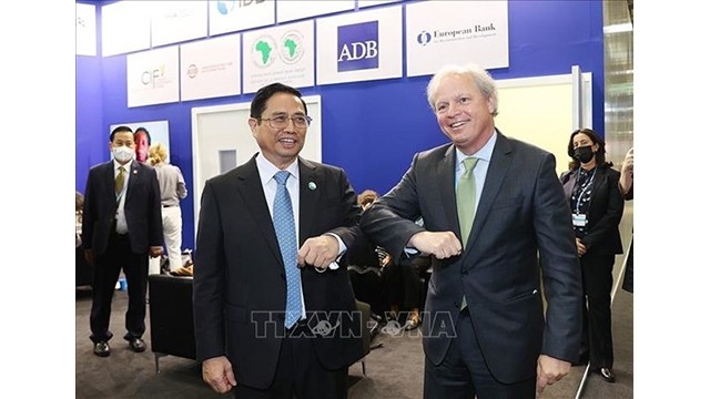 Le Premier ministre Pham Minh Chinh (à gauche) et le directeur des opérations de la Banque mondiale, Axel van Trotsenburg. Photo : VNA.