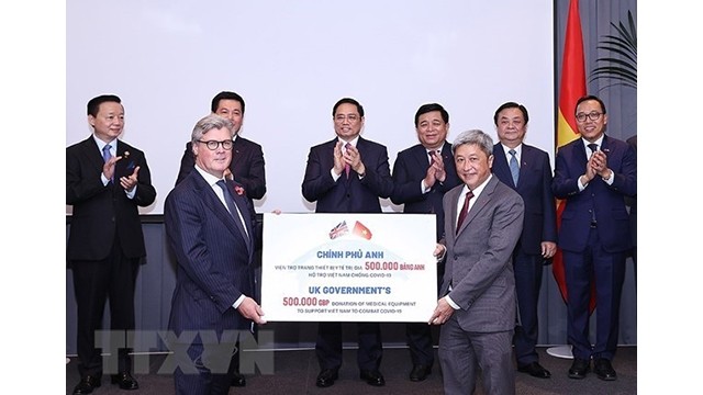 Le Premier ministre Pham Minh Chinh assiste à la cérémonie de remise du don de matériel médical du gouvernement britannique pour lutter contre l'épidémie de COVID-19. Photo : VNA.