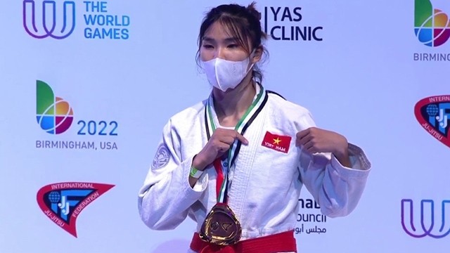 Dang Thi Huyên remporte la médaille d’or dans la catégorie des moins de 48 kg au Championnat du monde de Jiu Jitsu 2021. Photo : qdnd.vn.