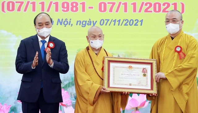 Le Président Nguyên Xuân Phuc remet l'Ordre de l'indépendance de première classe à la Sangha bouddhiste du Vietnam. Photo : VNA.