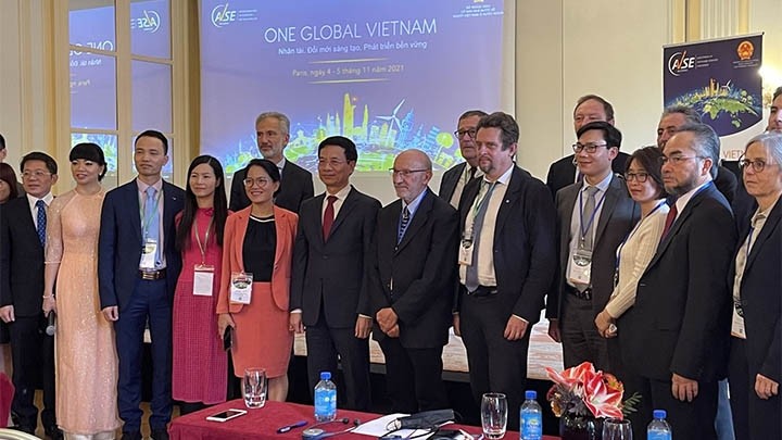 Forum « Connecter l'avenir pour un Vietnam global » organisé en France. Photo : VNA.