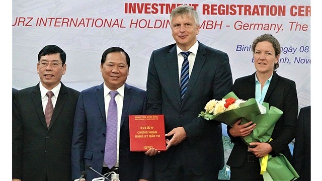 Cérémonie de remis du certificat d’investissement pour le projet du groupe allemand de Kurz dans le parc industriel Becamex VSIP Binh Dinh. Photo : VGP.