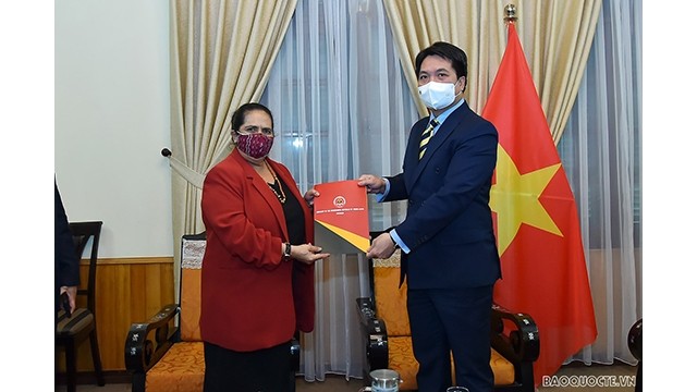 L’ambassadeur Nguyên Viêt Dung (à droite) et l’ambassadrice du Timor-Leste au Vietnam, Maria Olandina Isabel Caeiro Alves (à gauche). Photo: baoquocte.vn