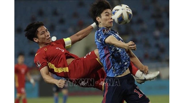 La dispute entre Quê Ngoc Hai (N°3, maillot rouge) et un joueur japonais. Photo : VNA.