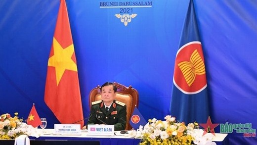 Le lieutenant général Hoàng Xuân Chiên, membre du Comité central du Parti et vice-ministre de la Défense participe à la cérémonie. Photo : VNA.