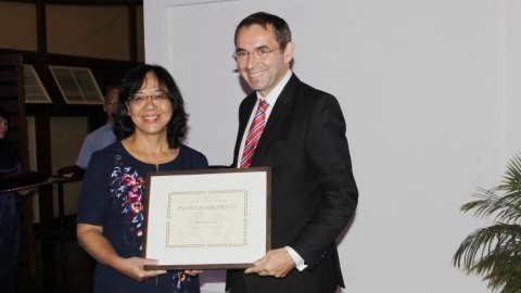 Jean-Noël Poirie, ambassadeur de France au Vietnam remet l’ordre des Palmes académiques à Nguyên Thanh Huyên. Photo: AmbaFrance.