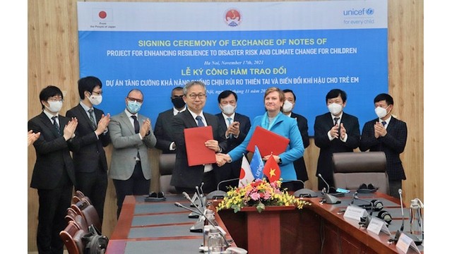 Des représentants de l'Ambassade du Japon et de l'UNICEF au Vietnam ont signé la note d'échange le 17 novembre. Photo : kinhtedothi.vn