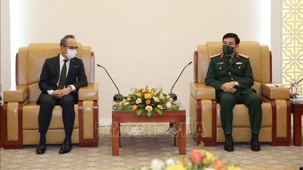 Le général Phan Van Giang (à droite), ministre de la Défense et Nikonrndej Balankura, ambassadeur de Thaïlande au Vietnam. Photo : VNA.