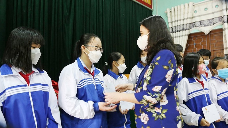 La Vice-Présidente de la République Vo Thi Anh Xuân décerne du cadeau à des élèves démunis mais brillants dans leur étude du lycée Thanh Co. Photo : NDEL.