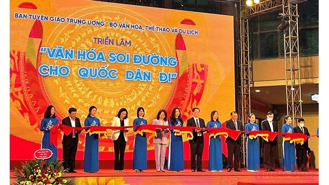 La cérémonie d'ouverture de l’exposition sur le développement culturel vietnamien. Photo : NDEL.