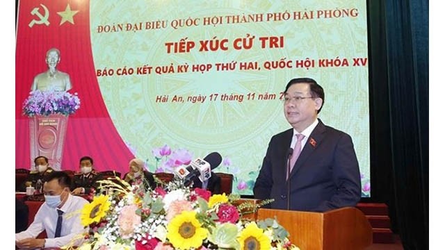 Le Président de l’Assemblée nationale, Vuong Dinh Huê, s’exprimant lors de la rencontre des électeurs de Hai Phong, le 17 novembre. Photo : VNA.