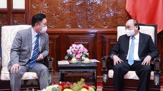 Le Président Nguyên Xuân Phuc (à droite) et Ly Xuong Can, descendant du Roi Ly Thai Tô en République de Corée. Photo : VNA.